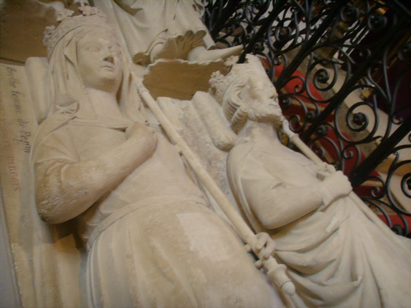 Estatua yacente de Bertrada de Laon, madre de Carlomagno. Se encuentra en la Basílica de Saint Denis, cerca de París, Francia. 