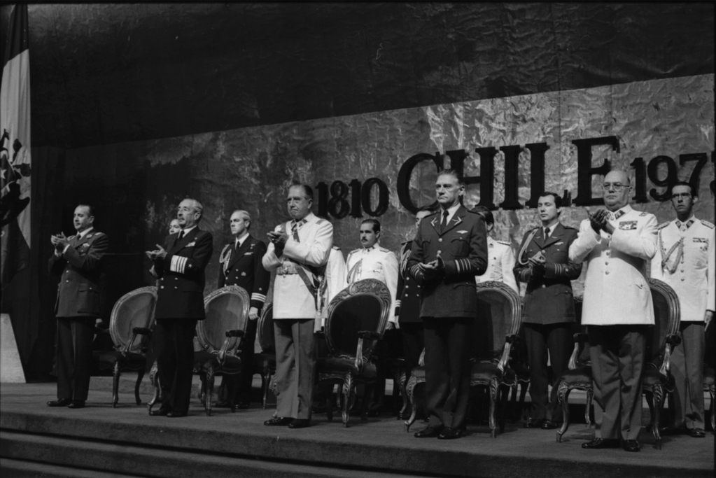 La Junta Militar chilena en el edificio Diego Portales durante una celebración de un aniversario del golpe de Estado de 1973.