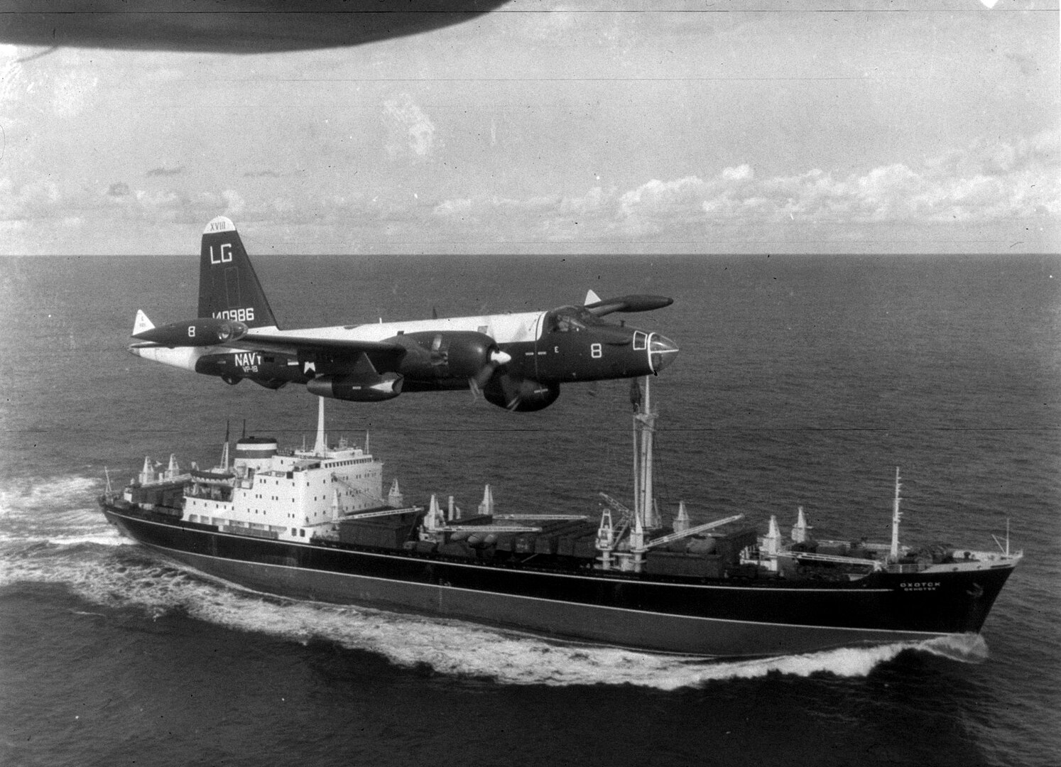 Un avión P-2H Neptune de la Marina de los Estados Unidos sobrevuela un buque de carga soviético con bombarderos Il-28 embalados en cubierta.