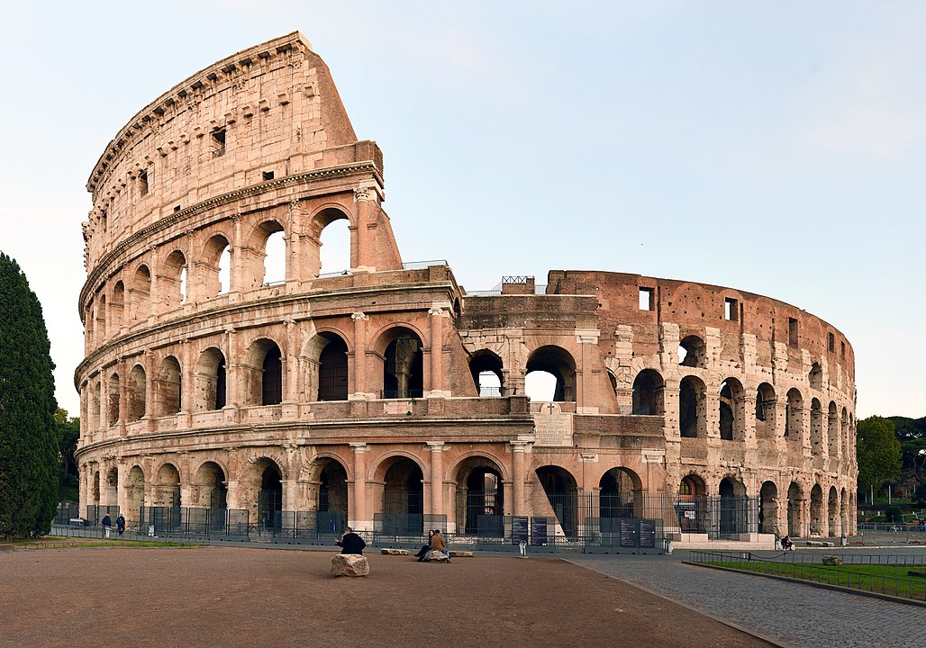 El anfiteatro Flavio, más conocido como Coliseo, fue construido durante el siglo I por orden del emperador Vespasiano.
