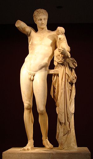 Hermes con Dioniso niño, escultura de Praxíteles en la que se puede observar el típico contraposto griego.