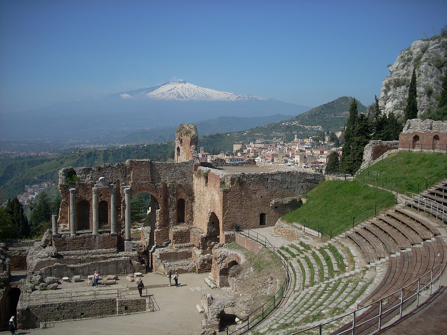 Teatro griego de Taormina, en Sicilia. Muchos de estas construcciones, que han perdurado hasta el presente, se continúan utilizando para representaciones teatrales. 