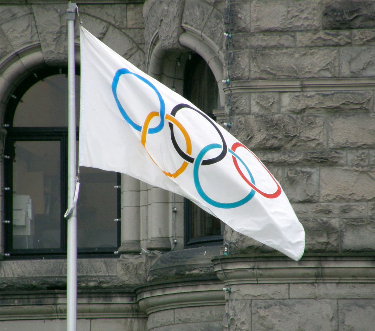 Bandera con el símbolo de los Juegos Olímpícos.