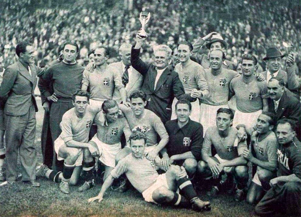 La Copa Jules Rimet en manos del italiano Vittorio Pozzo, tras ganar el Mundial de Fútbol de 1938. Esa Copa se entregó hasta 1970, cuando Brasil se la quedó en propiedad por haber ganado tres Campeonatos Mundiales. A partir de 1974 fue reemplazada por el Trofeo de la Copa Mundial de la FIFA.