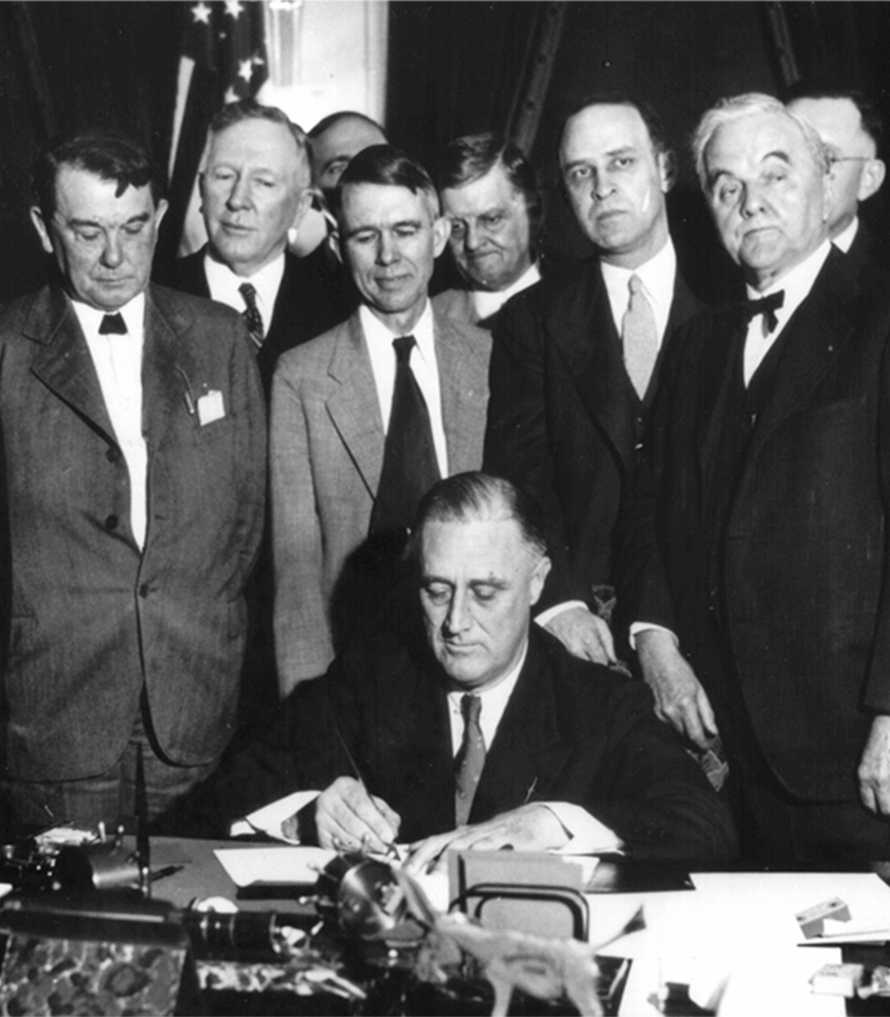 El presidente Roosevelt firma el acta que estableció la creación de la Autoridad del Valle del Tennessee en 1933. Esta corporación fue creada para generar energía eléctrica.