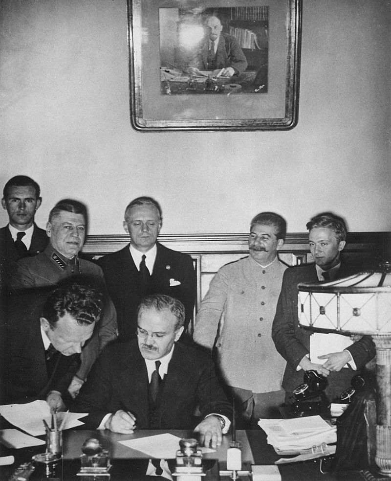 Firma del Pacto Ribbentrop-Mólotov o Pacto germano-soviético, que tuvo lugar en Moscú, el 23 de agosto de 1939, nueve día antes del inicio de la invasión alemana a Polonia.