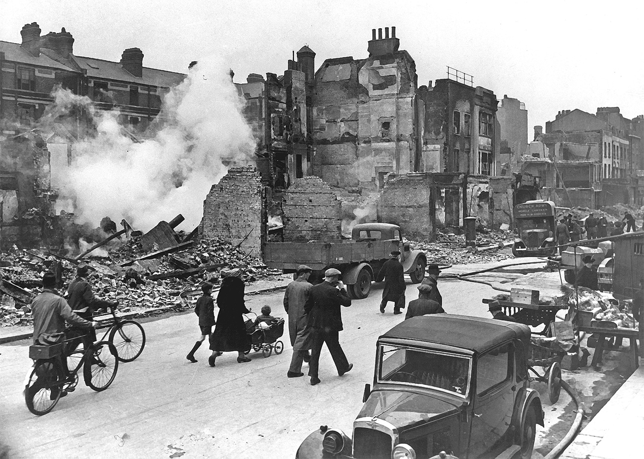 Londres devastada por los bombardeos alemanes de 1940.