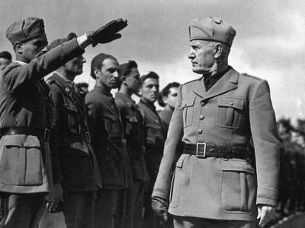 Benito Mussolini pasa revista a las tropas listas para embarcar hacia Etiopía y Somalia, en 1936.