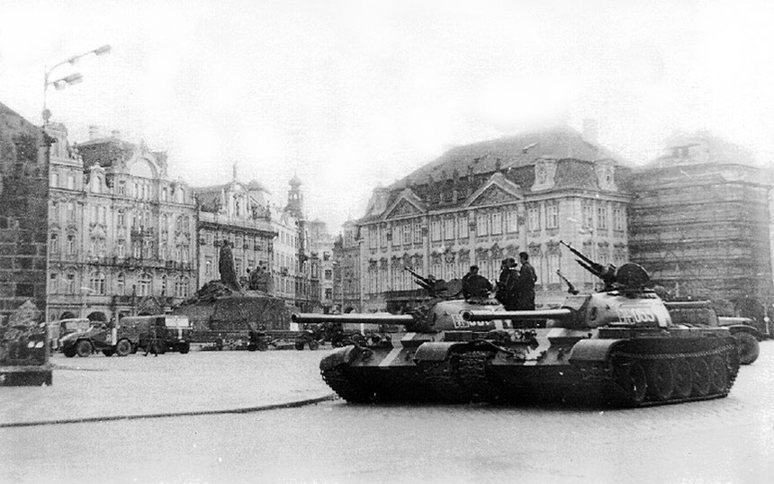 Tanques soviéticos en la Plaza de la Ciudad Vieja de Praga, en 1968.