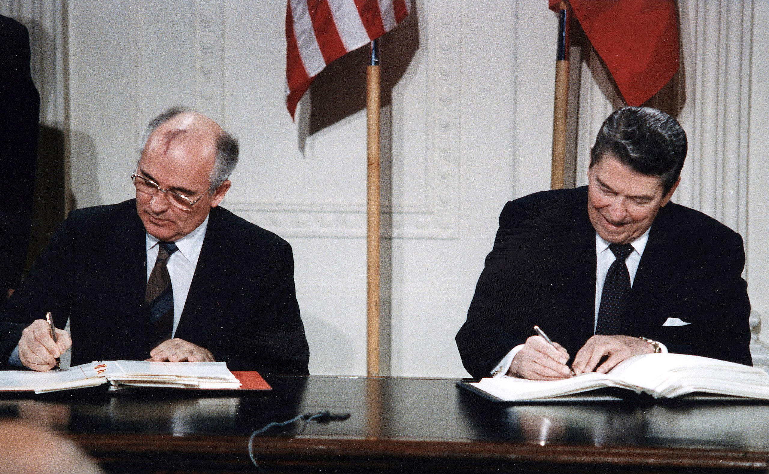 Gorbachov y Reagan en la Casa Blanca durante firma del Tratado sobre Fuerzas Nucleares de Rango Intermedio (INF), el 8 de diciembre de 1987.