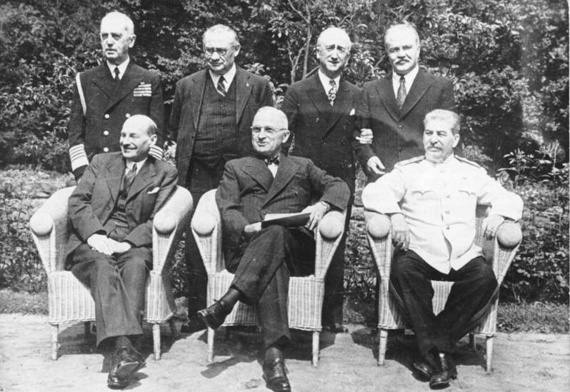 Luego de Yalta, las tensiones entre EEUU y la URSS se manifestaron en la Conferencia de Postdam, llevada a cabo entre el 17 de julio y el 2 de agosto de 1945. Sentados, de izquierda a derecha: el primer ministro británico Clement Attlee; el presidente de EE.UU., Harry S. Truman; y el líder soviético Iósif Stalin.