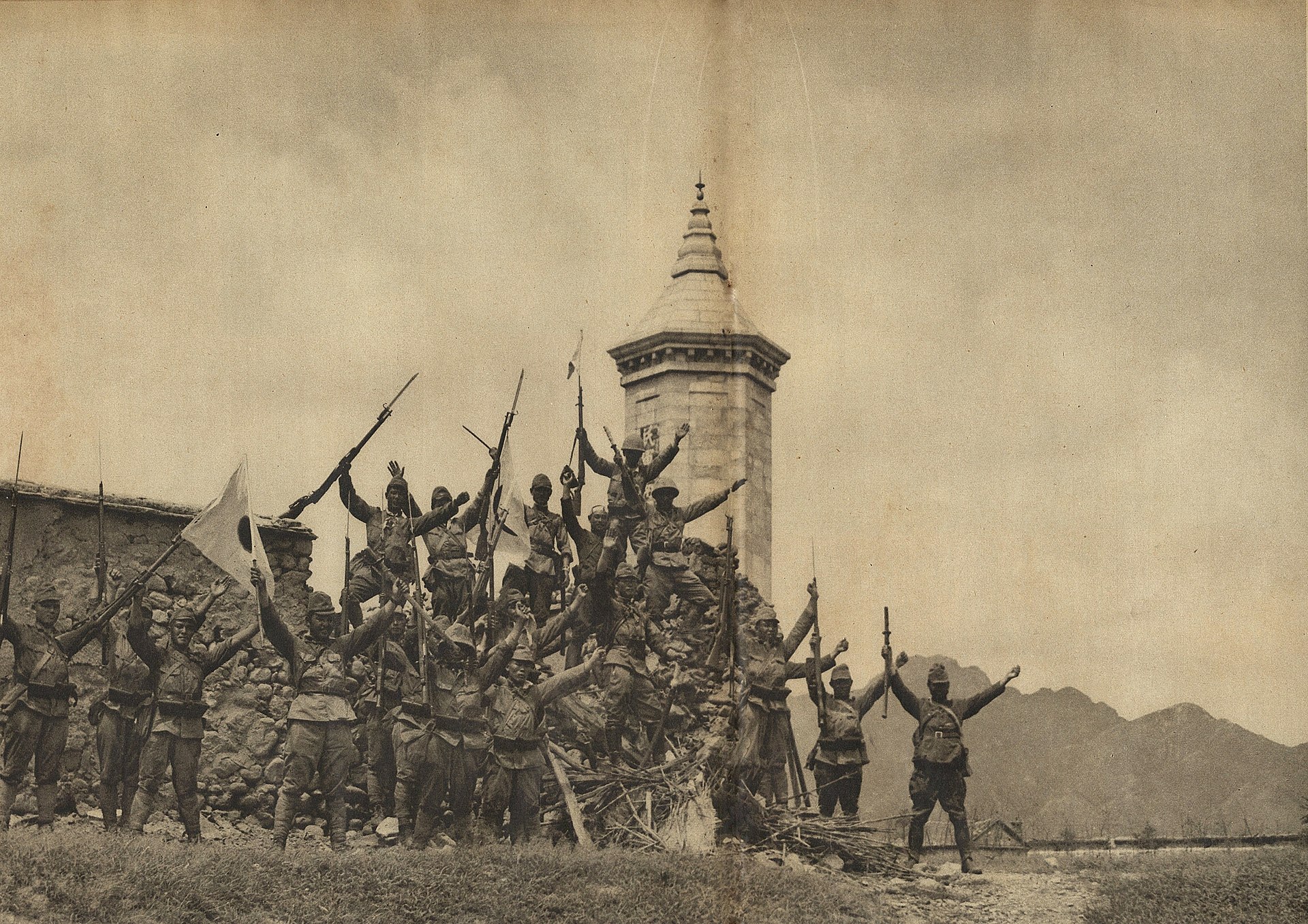 Tropas japoneses festejando una victoria cerca de Pekín, China, en el verano de 1937.