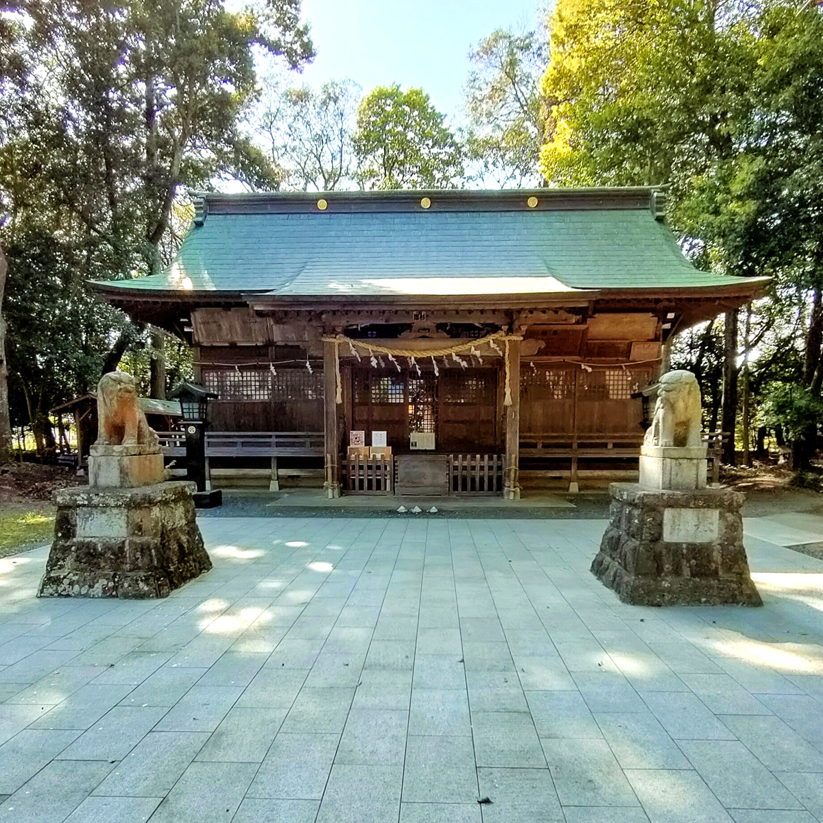 Sala de culto del santuario SuwaHachiman, Iwaki. Los santuarios shinto, llamados jinja, abarcan tanto el edificio como el espacio de los alrededores.