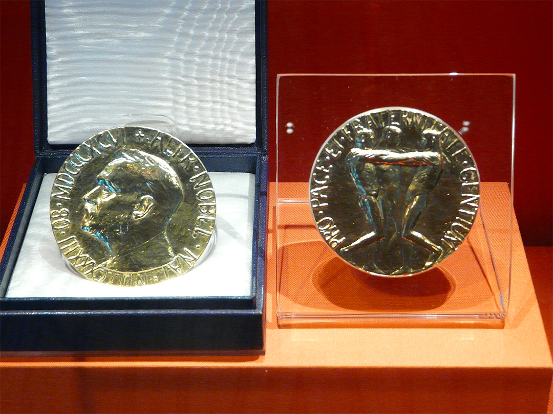 Anverso y reverso de la medalla que se entrega a los ganadores del Premio Nobel de la Paz. Se exhibe en la Biblioteca y Museo Presidencial de Jimmy Carter, en Atlanta, Georgia, en los Estados Unidos.