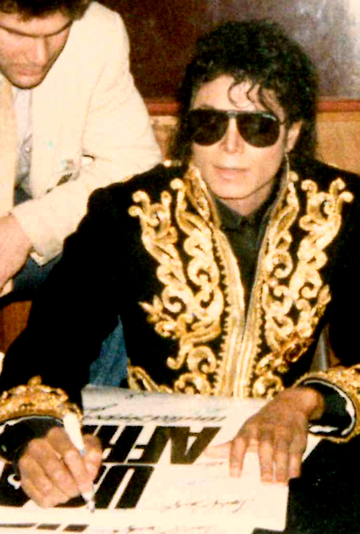 Michael Jackson firmando posters de 'We Are The World” en Hollywood, California, en 1985. Fotografía de Glenn Francis.