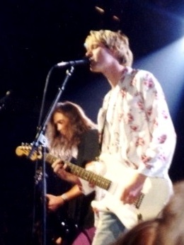 Kurt Cobain (primer plano) y Krist Novoselic (al fondo) de Nirvana, foto de Wikimedia Commons.