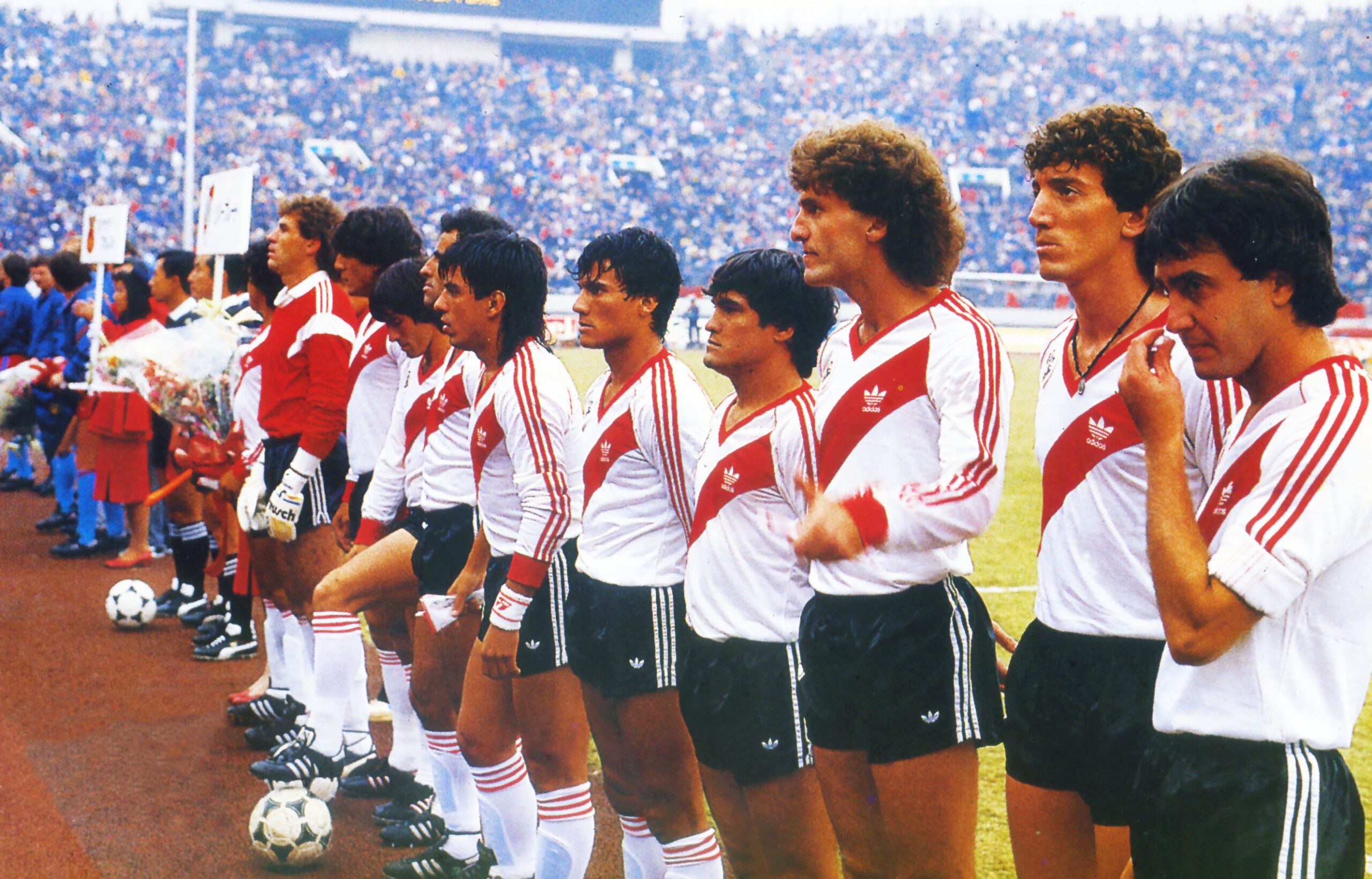 Equipo que se consagró campeón de la edición 1986 de la Copa Europeo-Sudamericana ante Steaua Bucarest, de Rumania. 
