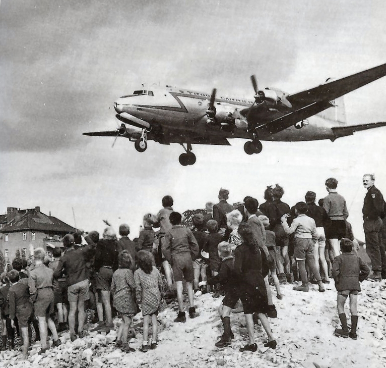 Berlineses occidentales observan el aterrizaje de un avión estadounidense en el aeropuerto de Tempelhof, en 1948. El bloqueo de Berlín occidental por los soviéticos fue una de las primeras crisis de la Guerra Fría.
