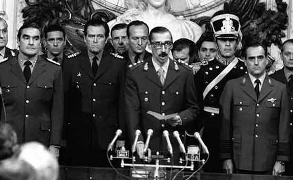 Asunción de Jorge Rafael Videla como presidente de facto argentino, el 24 de marzo de 1976. A su izquierda, el brigadier Orlando Ramón Agosti