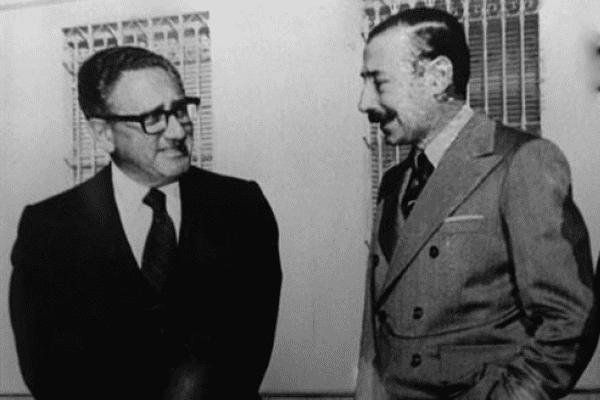 Kissinger, idealista del plan Cóndor, junto a Jorge Rafael Videla, dictador argentino.