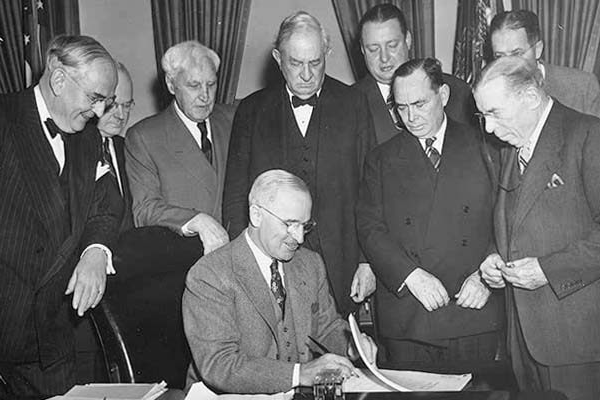 George Marshall y representantes de varios países europeos durante la firma del programa de ayuda económica ideado por los Estados Unidos.