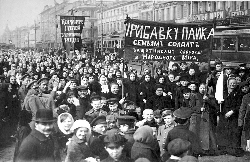 Trabajadores rusos en huelga durante la revolución de febrero de 1917.