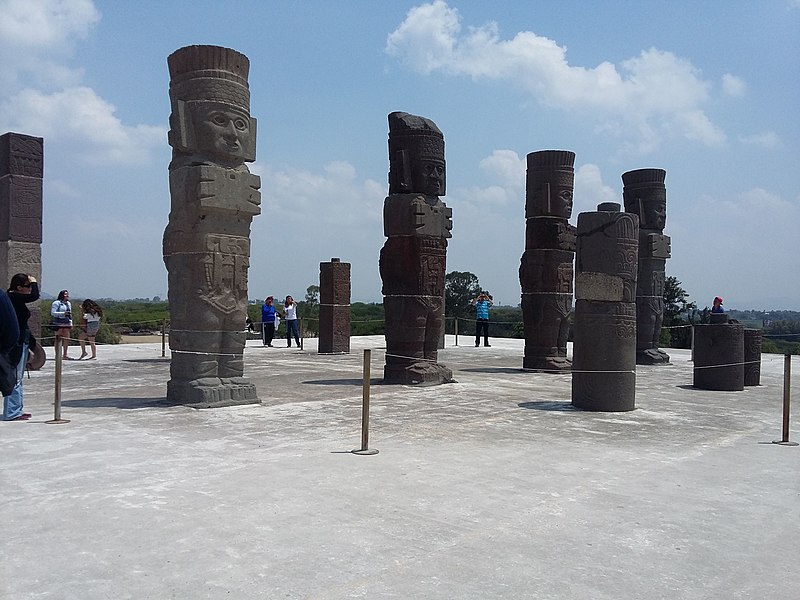 Columnas con forma de guerreros conocida como los "atlantes". Se ubican sobre la pirámide de Tlahuizcalpantecuhtli, el edificio más imponente de Tula.
