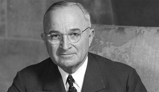 Harry S. Truman, trigésimo tercer presidente de los Estados Unidos, e impulsor de la doctrina de contención del comunismo que se conoce con su nombre.