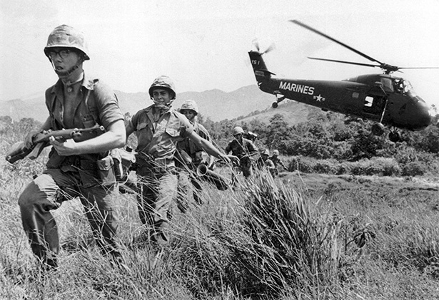 Soldados estadounidenses desplazándose hacia el campo de batalla durante la guerra de Vietnam.