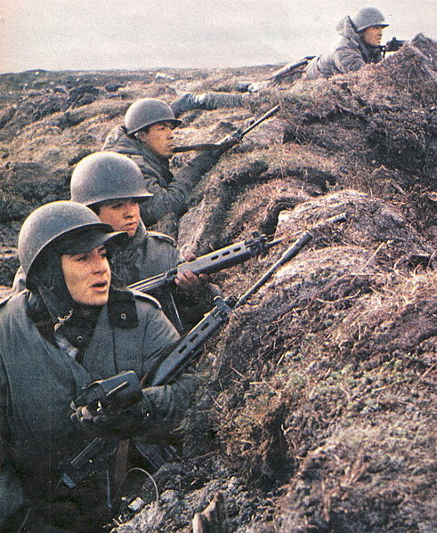 Soldados argentinos atrincherados a la espera de los ataques británicos, durante la guerra de Malvinas, en 1982.