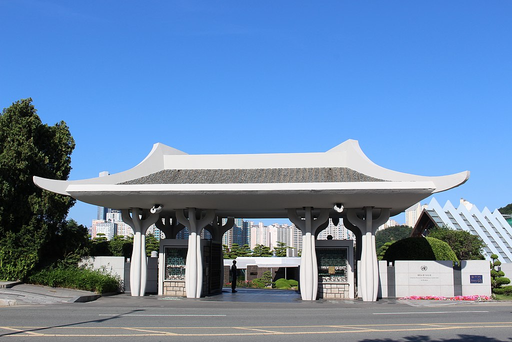 Entrada al Cementerio Conmemorativo de las Naciones Unidas en Corea del Sur. Es el único cementerio de la ONU en el mundo.