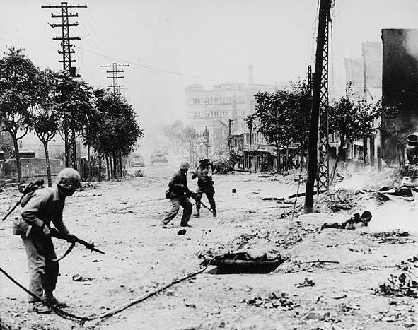 Infantes de la marina de los Estados Unidos luchando en las calles de Seúl en septiembre de 1950, durante la guerra de Corea.