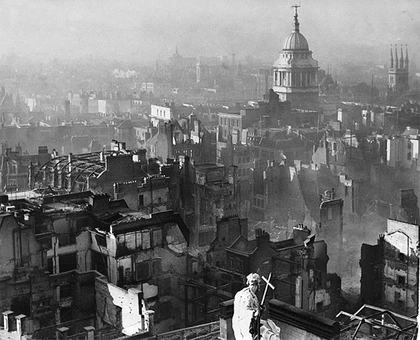 Londres luego de un ataque aéreo lanzado por Alemania, H. Mason, 1940.