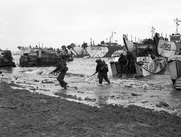 Soldados británicos desembarcando en Gold Beach, una playa de Francia, 1944.
