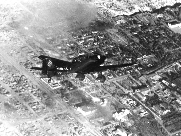 Avión alemán bombardeando la ciudad de Stalingrado (German Federal Archives).
