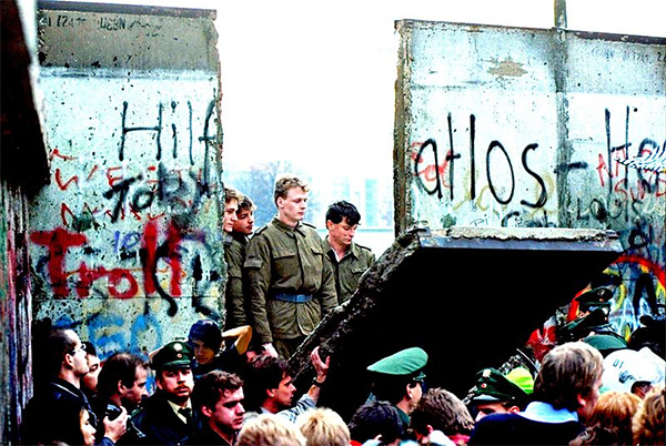 Miles de alemanes de un lado y otro del muro se congregaron para demolerlo.