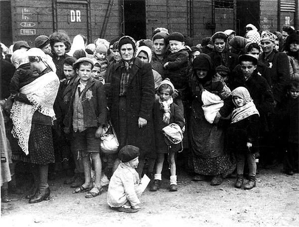 Grupos de judíos trasladados hacia el campo de exterminio de Auschwitz.