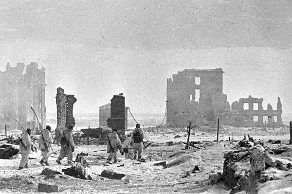 Tropas soviéticas recorriendo las ruinas de la ciudad de Stalingrado, luego del fin de la batalla (RIA Novosti Archives).