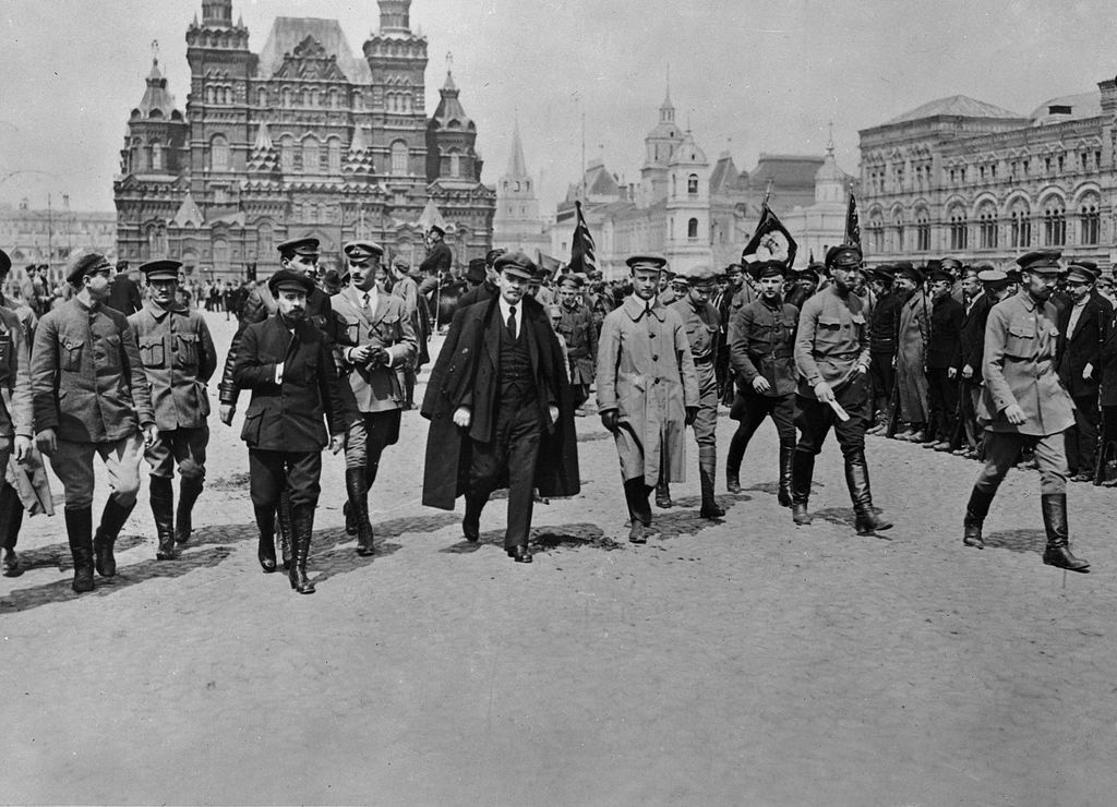 Lenin (en el centro) y otros revolucionarios bolcheviques en la Plaza Roja de Moscú, en 1919.