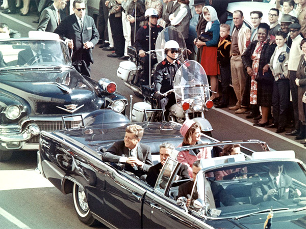 John Fitzgerald Kennedy (JFK) segundos antes de ser asesinado en el centro de Dallas, Texas. Fotografía de Walt Cisco.