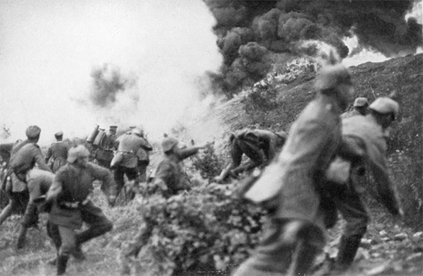 Avance del ejército alemán con lanzallamas durante la batalla de Verdún, una de las más largas y sangrientas de la historia.