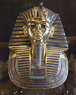 Máscara de Tutankamón, realizada en oro con incrustaciones de piedra y vidrio. Museo egipcio de El Cairo, Egipto.