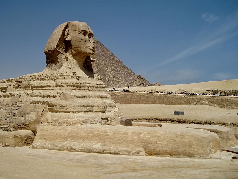 Esfinge y, detrás, pirámide de Keops, en la Meseta de Giza.