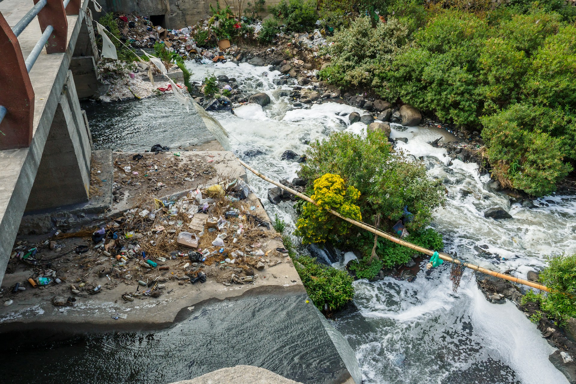Río contaminado por residuos urbanos. Zunil, Guatemala, por Alexander Schimmeck.