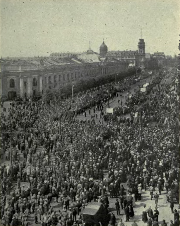 Fotografía de la protesta menchevique por el levantamiento de los bolcheviques, Rusia.