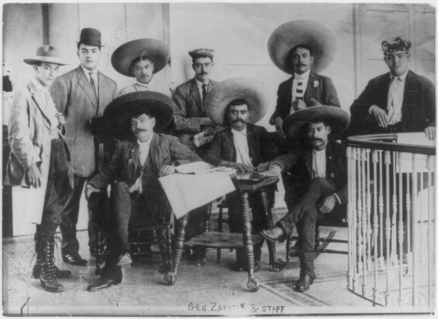 Emiliano Zapata (sentado en el medio) junto a su hermano Eufemio (a su izquierda), Próculo Capistrán (a su derecha), y otros revolucionarios, en 1911.