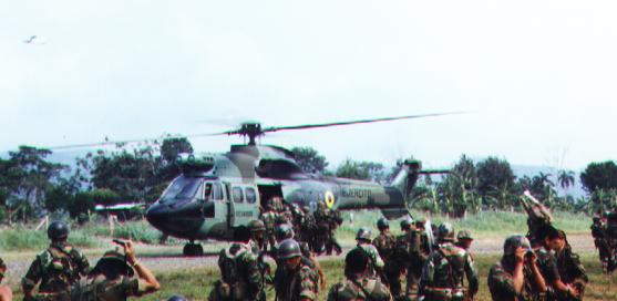 Un helicóptero ecuatoriano aterrizando en una base militar en el valle del río Cenepa. Fotografía tomada por el General Paco Moncayo.