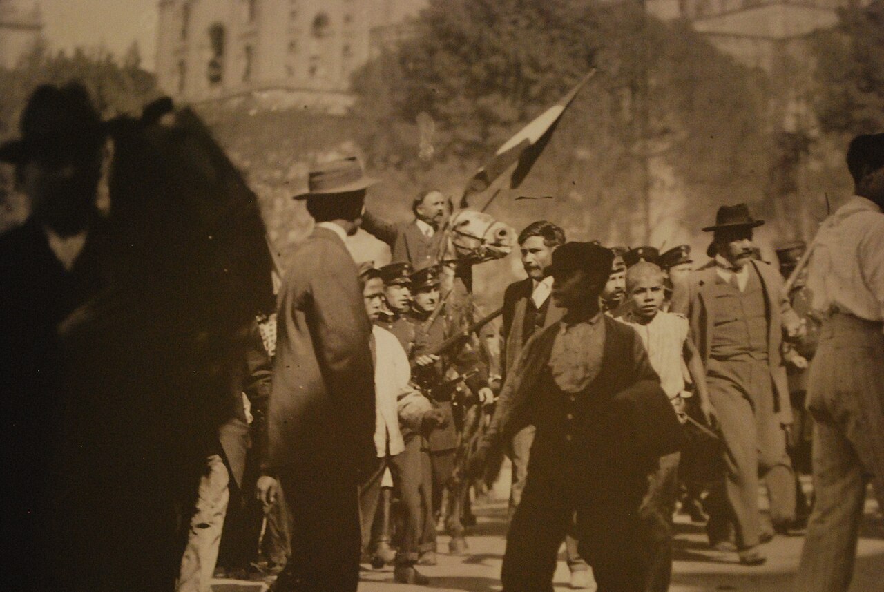 Francisco Madero, montado a caballo, durante la Marcha de la Lealtad, que tuvo lugar el 9 de febrero de 1913 para manifestar el apoyo del pueblo al presidente y el repudio al golpe de Estado.
