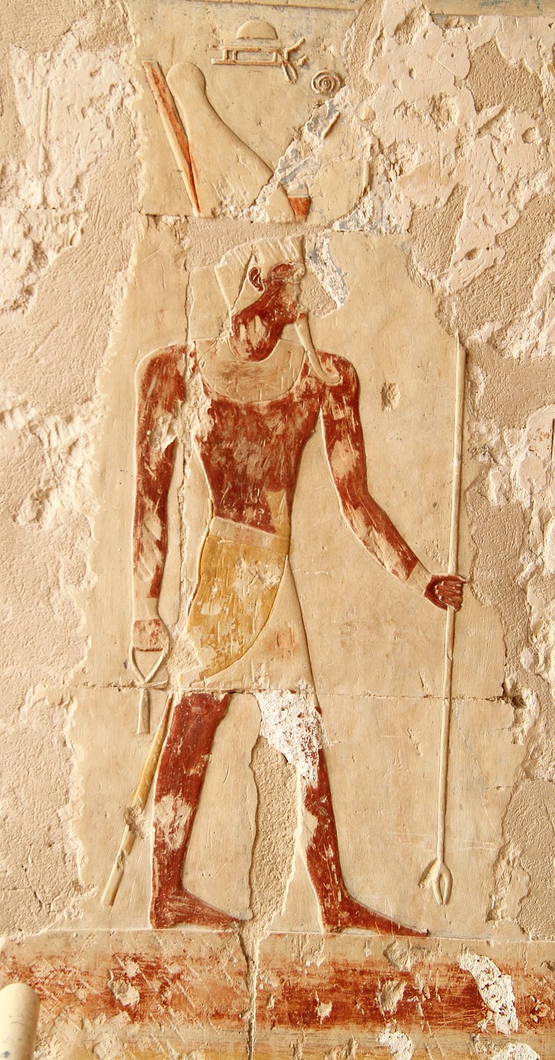 Relieve proveniente del complejo de Luxor que representa a Atum con la doble corona del Alto y Bajo Egipto.