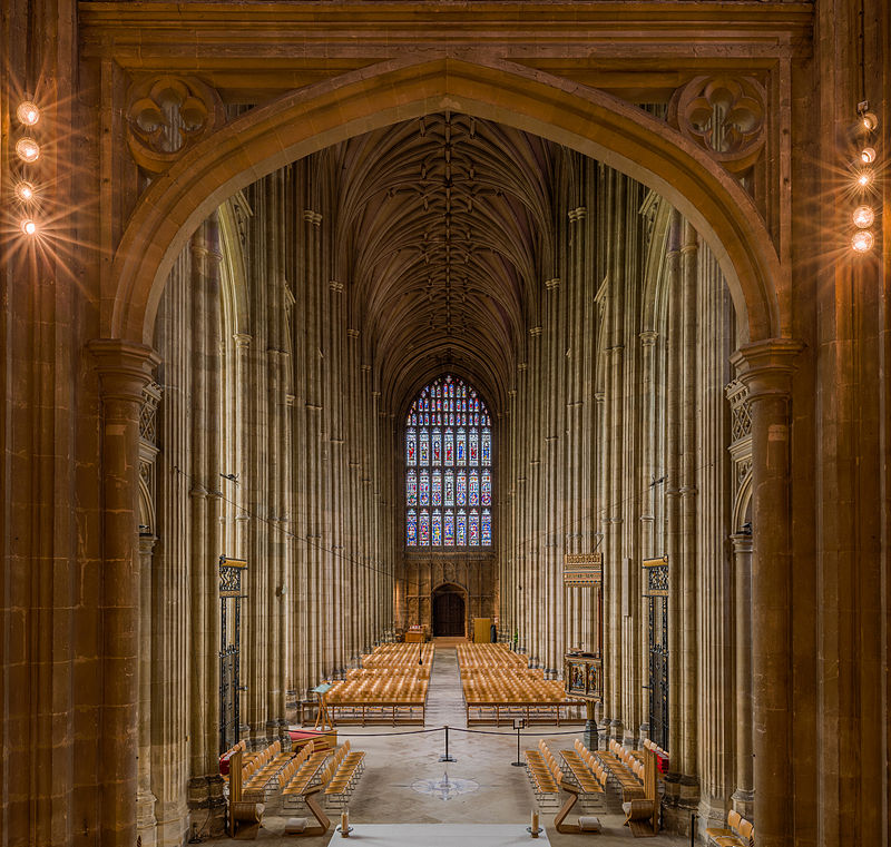 Vista del interior de la nave central de la Catedral de Canterbury, de estilo gótico inglés. Es la sede del arzobispo de Canterbury, líder espiritual de la Iglesia anglicana.